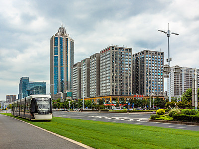 南京有轨电车与高楼图片