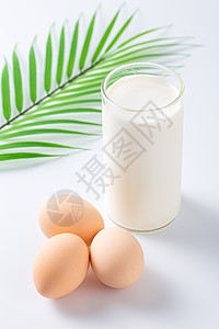 煮鸡蛋和新鲜牛奶早餐高清图片