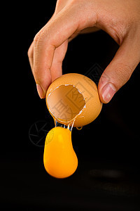 动态捕捉鸡蛋黄从鸡蛋壳里掉落高速摄影图片