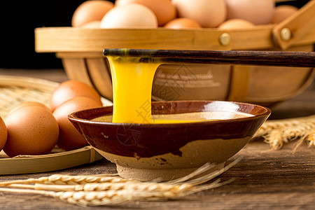 筷子夹起鸡蛋液背景图片