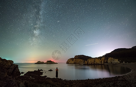 人与星空素材海边银河夜景与美女背影背景