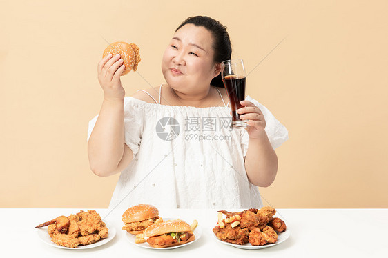 胖女生开心吃美食图片