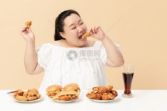 胖女生开心吃美食图片