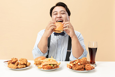 肥胖男生大口吃汉堡图片