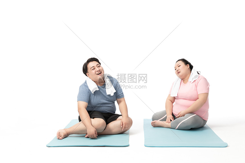 年轻肥胖男女运动疲惫休息图片