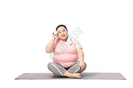 肥胖女生运动休息擦汗图片
