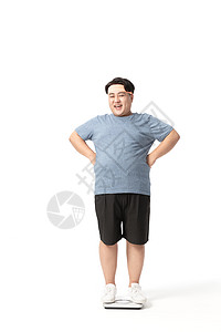 肥胖男士站在体重秤上图片