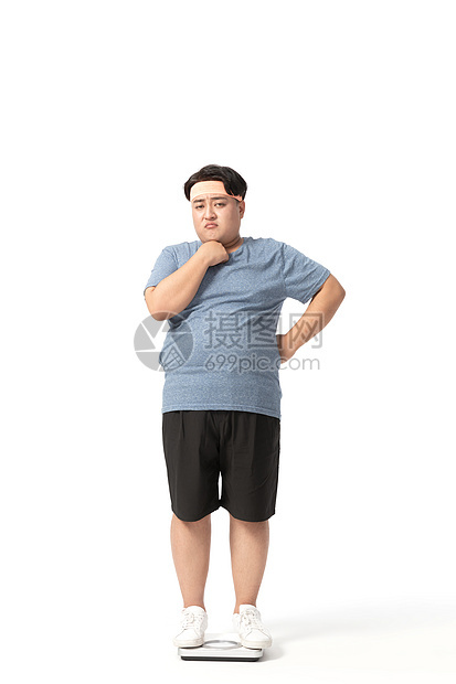 肥胖男士站在体重秤上不开心图片