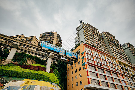 重庆景点重庆李子坝轻轨穿楼瞬间背景