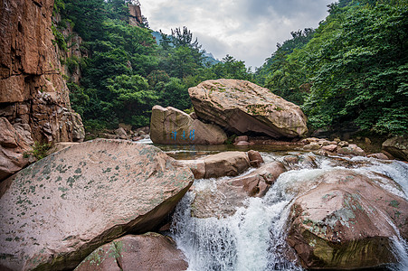 温泉瀑布青岛崂山北九水风景区背景