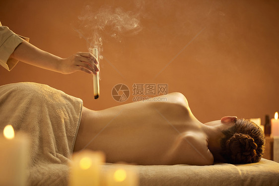 女性腰部艾灸图片