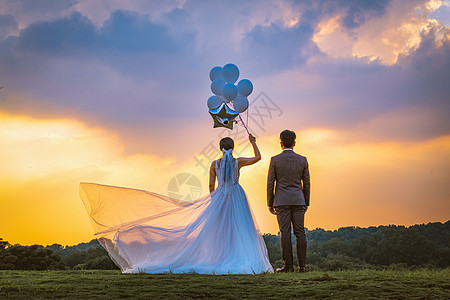 情侣婚纱照落日夕阳下的情侣背景