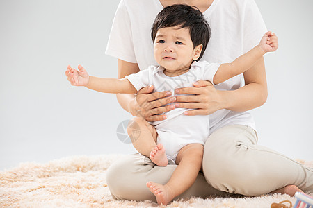 年轻妈妈带娃委屈的婴儿高清图片