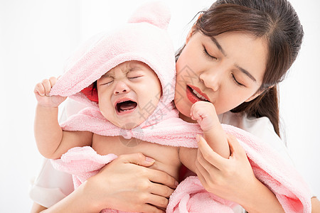 浴巾模特年轻妈妈哄婴儿宝宝背景