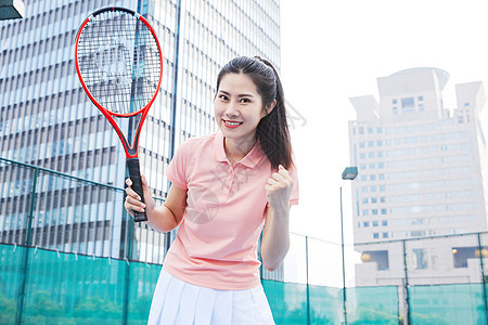 打网球的活力女性图片