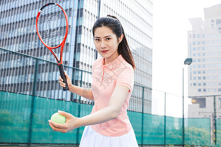 年轻女性打网球图片