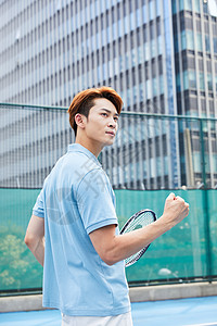 准备运动在网球场打网球的青年男性背景