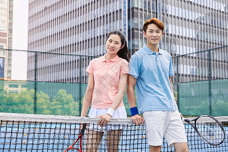 网球场上打网球的年轻情侣图片