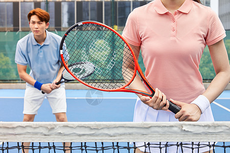 情侣户外网球双打特写图片