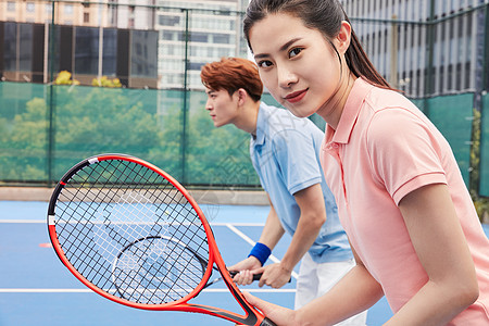 准备运动情侣户外网球双打背景
