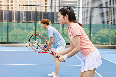 运动准备情侣户外网球双打背景