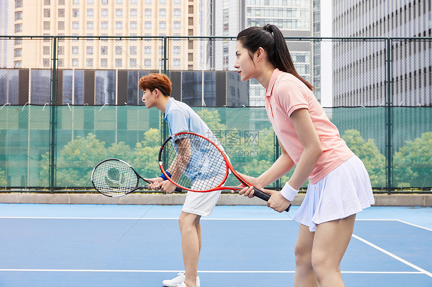 情侣户外网球双打图片