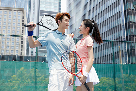 网球场上打网球的年轻情侣图片