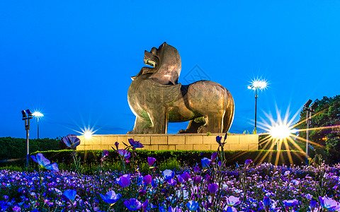 南京貔貅雕塑夜景背景图片