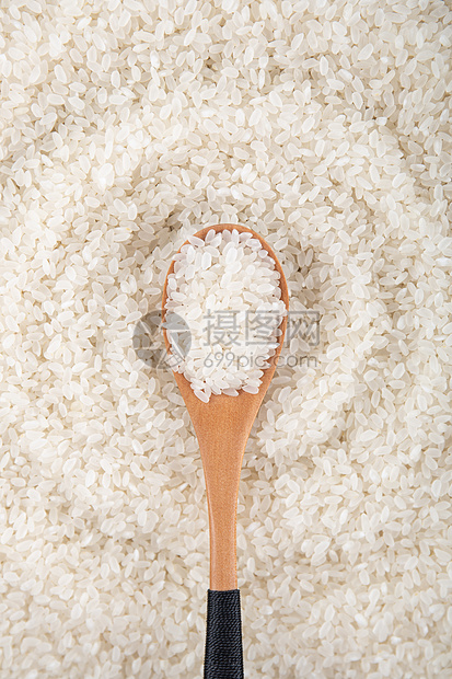 木勺里的白色大米图片