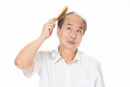 秃头中年男人梳头图片