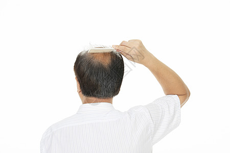 秃头中年男人梳头图片
