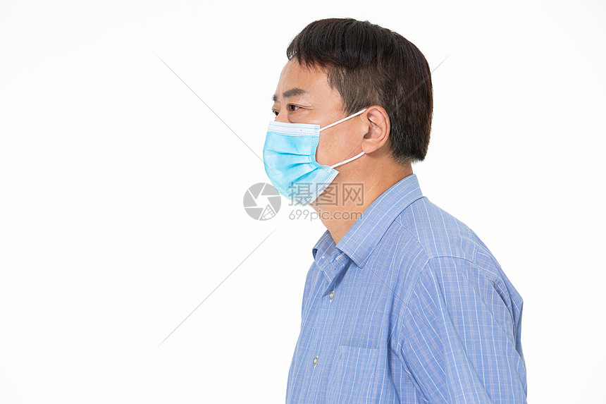 中年人戴口罩