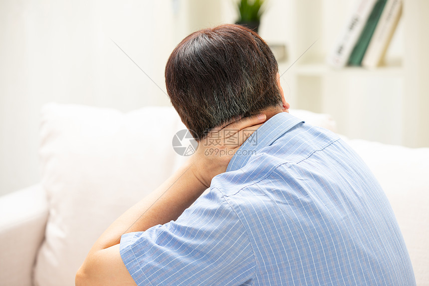 中年人男性颈椎病疼痛图片