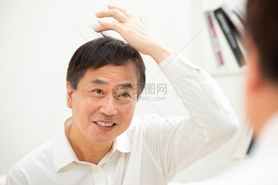 中年男人整理发型图片