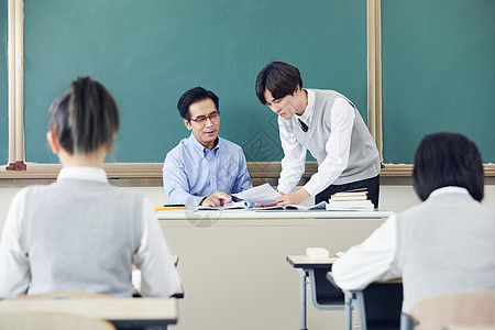 学生上看素材自习课上老师给学生答疑背景