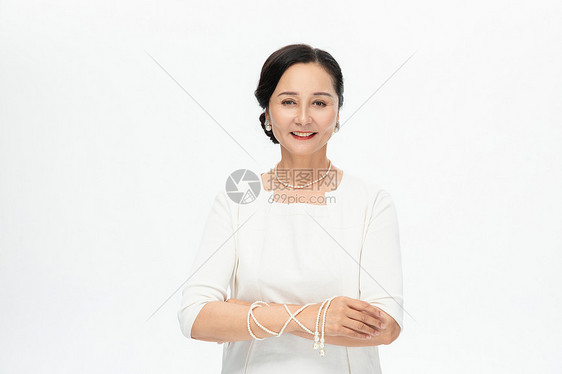 佩戴珍珠手链的中年女性图片