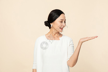 佩戴珠宝的中年贵妇托手形象背景图片