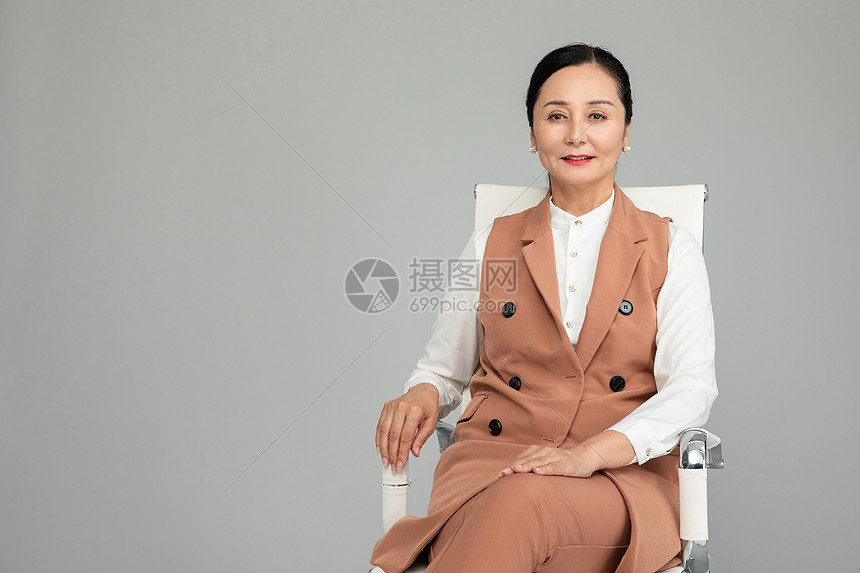 坐在椅子上的都市知性女性图片