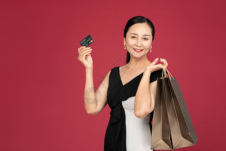 线上购物手持信用卡购物中年成熟女性背景