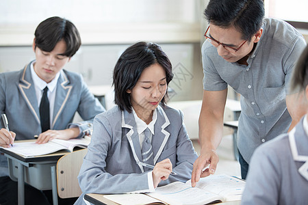 开学了老师给学生辅导课堂作业背景