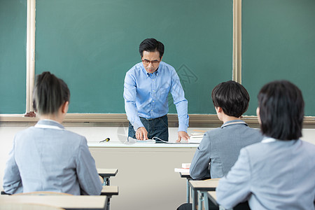 高中生课堂上认真听老师讲课图片