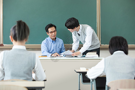 自习课上老师给学生答疑图片