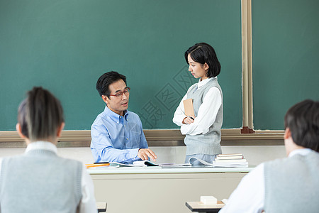 黑板上的数据图自习课上老师给学生答疑背景