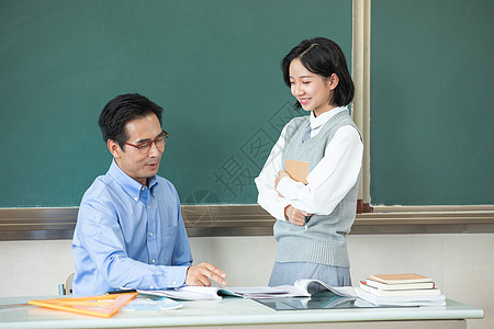 学生和老师自习课上老师给学生答疑背景