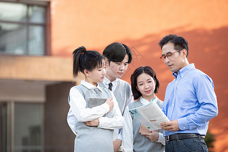 高中老师和学生校园里学生和老师讨论课本知识背景