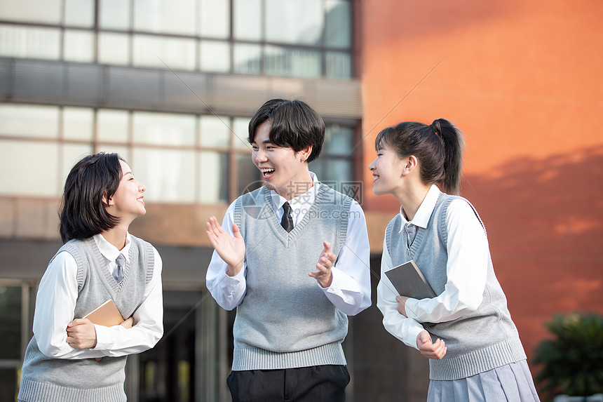 高中生在校园里开心交谈