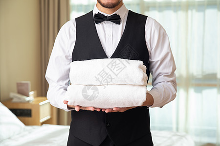 酒店客房服务员端浴巾高清图片