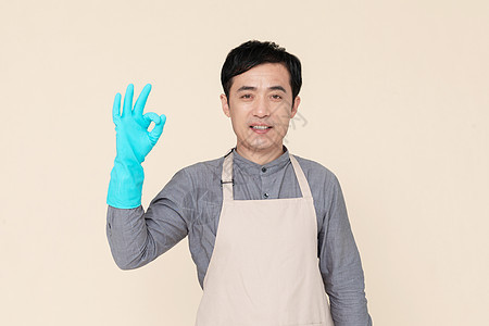中年男性保洁员OK手势形象图片