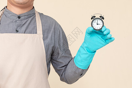 男性家政保洁手拿时钟图片