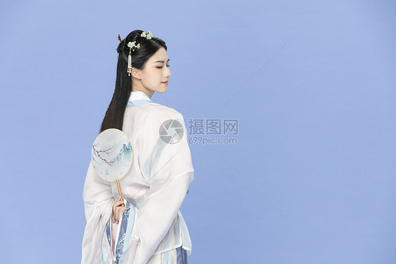 中国风古装汉服美女拿纸扇图片